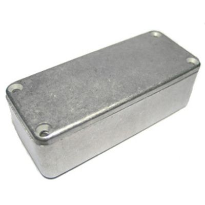 Custodia per metallurgia delle polveri con custodia per sigaretta elettronica con trattamento superficiale in metallo anodizzato